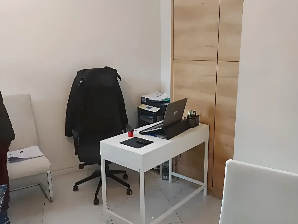 Garsoniera de inchiriat Sector 1 Bucuresti birou cu laptop